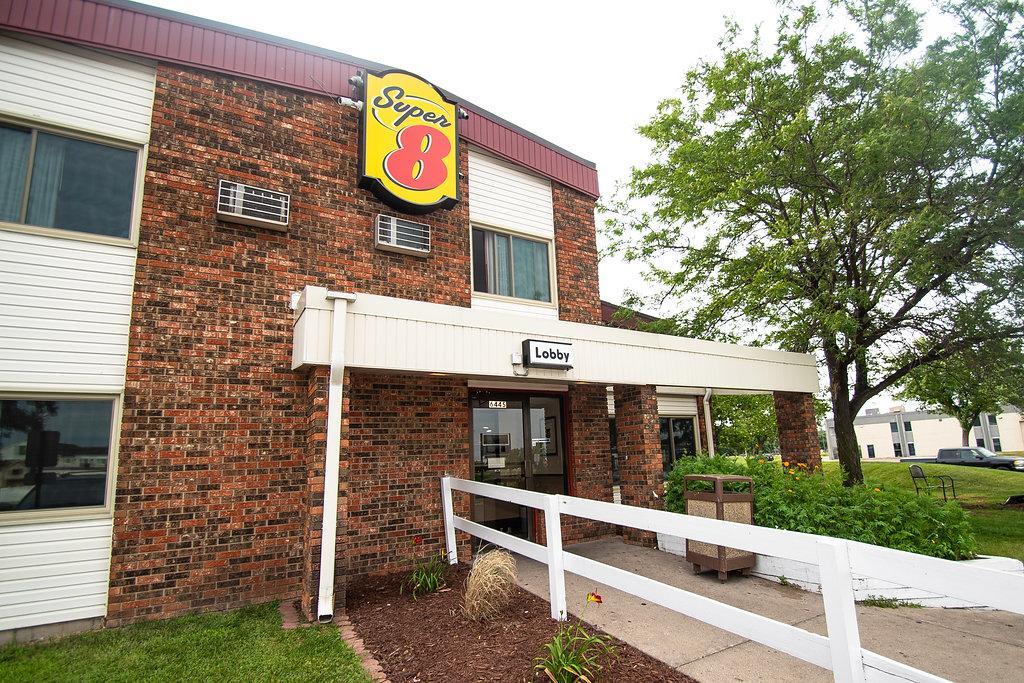 Super 8 By Wyndham Brooklyn Center/Mpls Hotel Exterior photo
